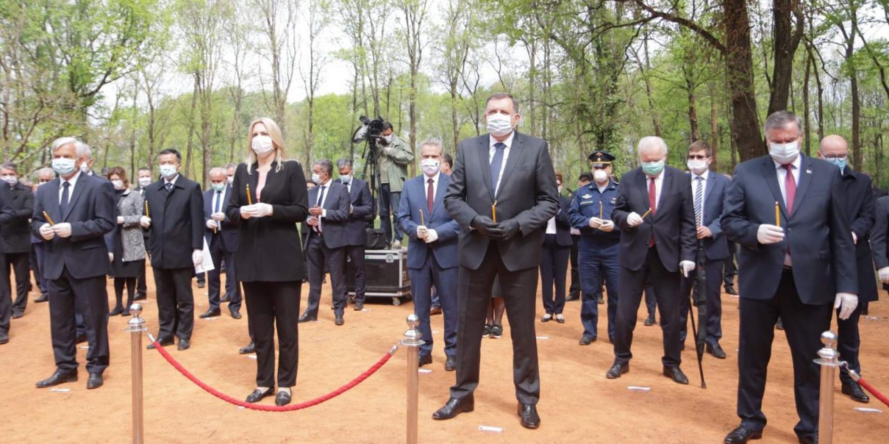 Φόρο τιμής στα θύματα του στρατοπέδου συγκέντρωσης των Ουστάσι στο Γιασένοβατς