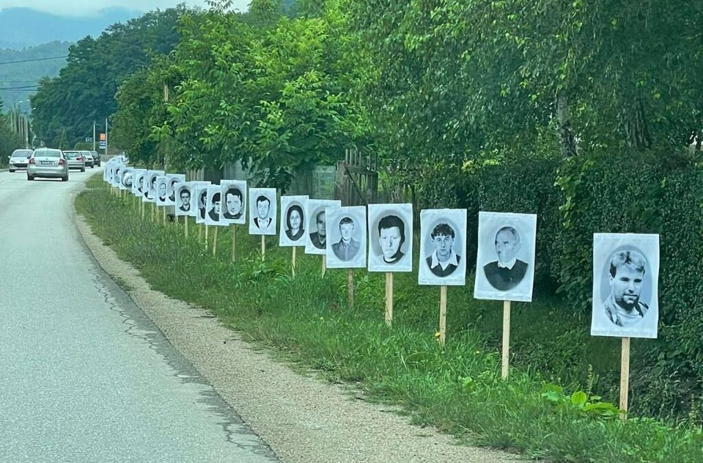 Σρεμπρένιτσα: Φωτογραφίες Σέρβων θυμάτων τοποθετήθηκαν ξανά ως υπενθύμιση της δικής τους τραγωδίας