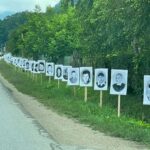 Σρεμπρένιτσα: Φωτογραφίες Σέρβων θυμάτων τοποθετήθηκαν ξανά ως υπενθύμιση της δικής τους τραγωδίας