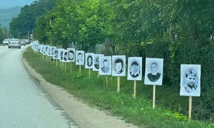 Σρεμπρένιτσα: Φωτογραφίες Σέρβων θυμάτων τοποθετήθηκαν ξανά ως υπενθύμιση της δικής τους τραγωδίας