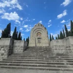 Αντιπροσωπεία της Εθνοσυνέλευσης της Σερβικής Δημοκρατίας απέδωσε φόρο τιμής στο σερβικό στρατιωτικό κοιμητήριο Ζέιτενλικ