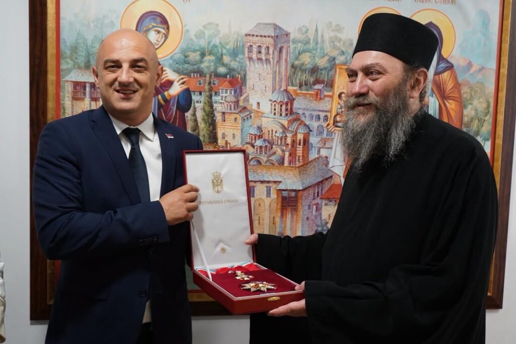 Στον ηγούμενο της Ιεράς Μονής Χιλανδαρίου, αρχιμανδρίτη Μεθόδιο, απονεμήθηκε το Τάγμα του Σρέτενιε