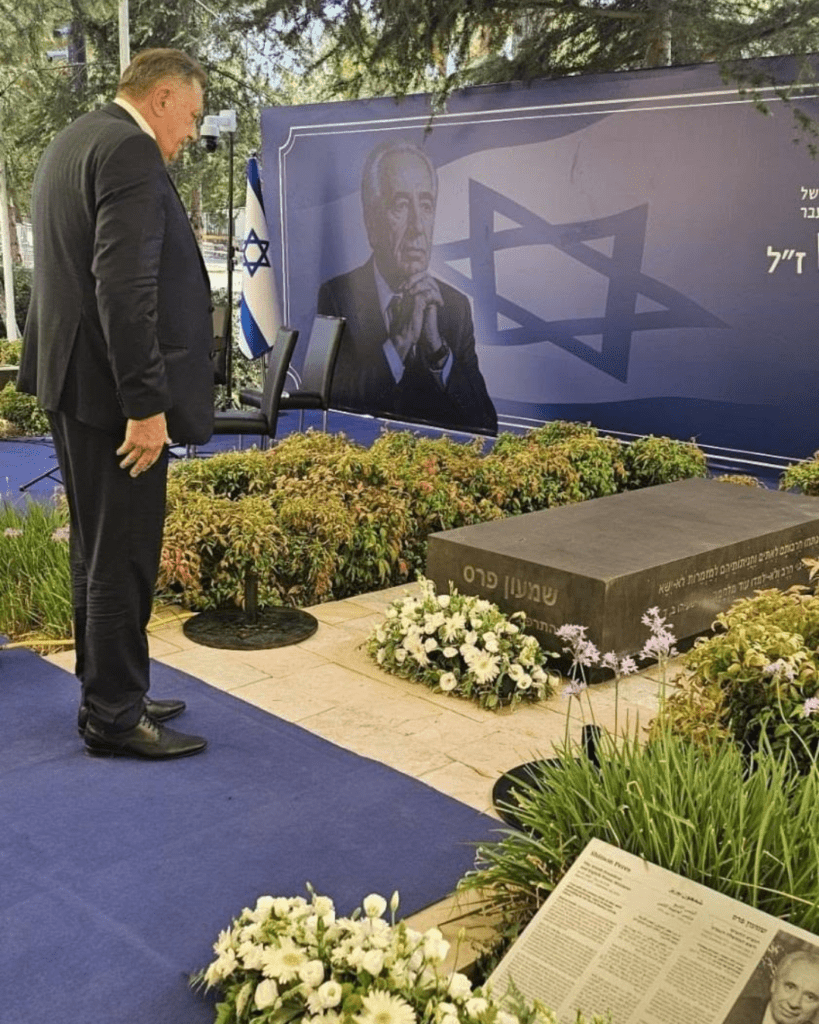 Dodik se sastao sa Hercogom tokom memorijalne službe u čast Peresa