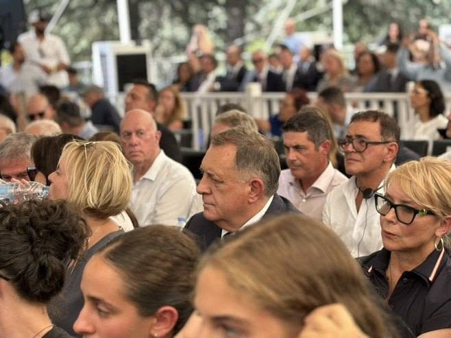 ΜΙΛΟΡΑΝΤ ΝΤΟΝΤΙΚ: ΣΤΗΝ ΙΕΡΟΥΣΑΛΗΜ ΓΙΑ ΤΗΝ ΕΠΕΤΕΙΟ ΤΩΝ ΔΕΚΑ ΕΤΩΝ ΑΠΟ ΤΟΝ ΘΑΝΑΤΟ ΤΟΥ ΣΙΜΟΝ ΠΕΡΕΣ